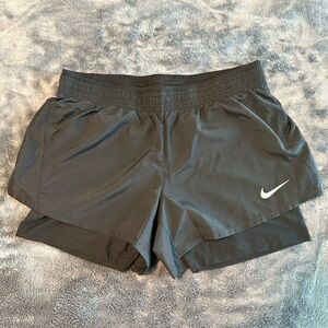 Women’s Medium Nike Athletic Shorts